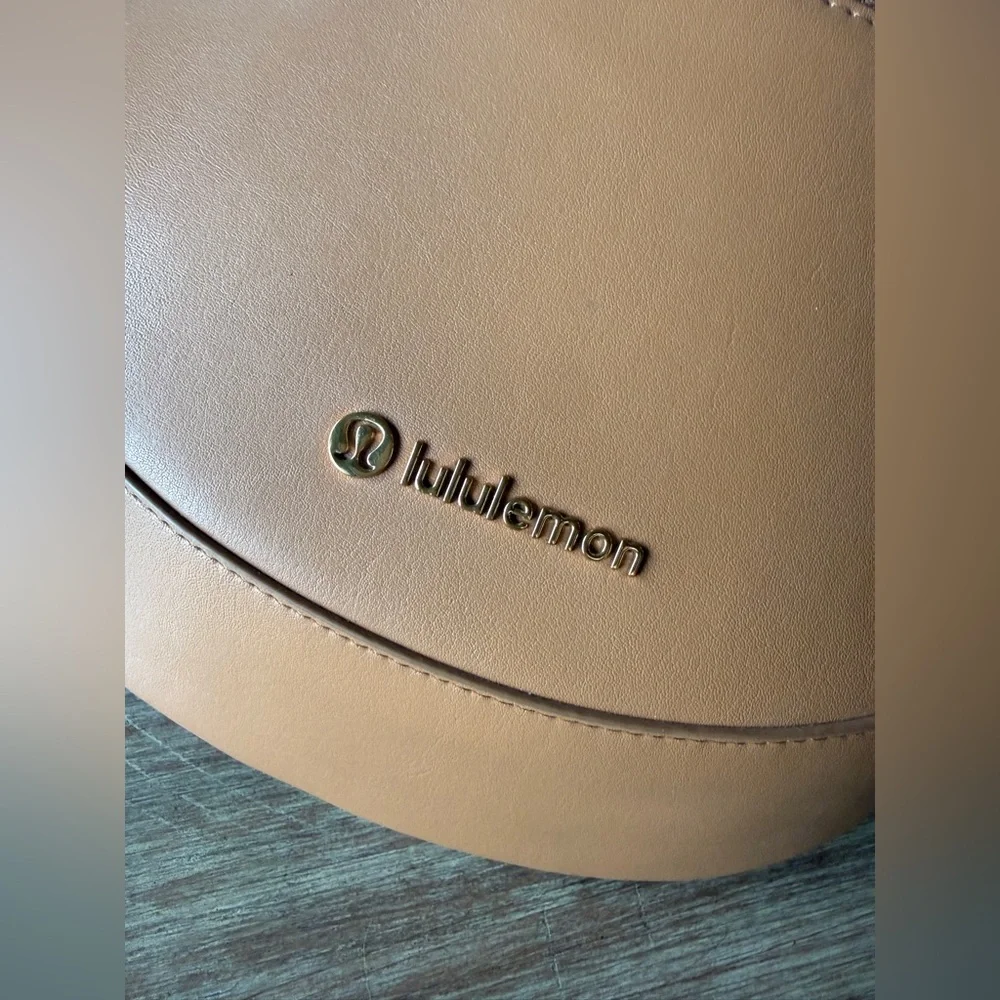 Lululemon Leather Alternative Saddle crossbody Bag 2L - Picture 4 of 11